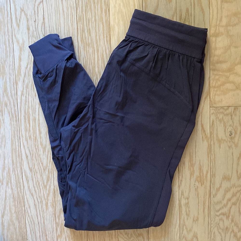 Lululemon Navy Sz 6 unlined Studio Jogger Lightweight